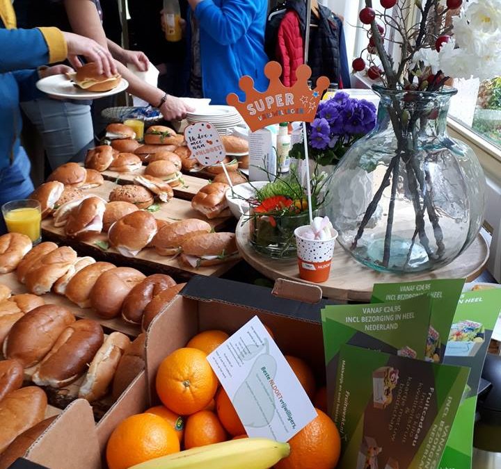 Vrijwilligers lekker gewerkt!, natuurlijk met de nodige vitamines. Van Hees Versmarkt Wonen bij September